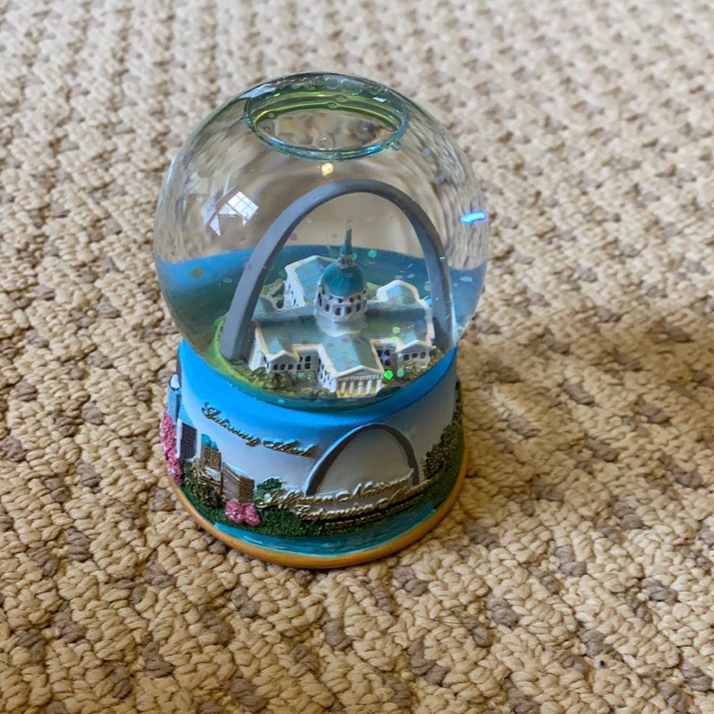 At Louis arch snowglobe